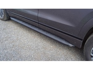 Пороги алюминиевые с пластиковой накладкой (карбон черные) 1820 мм для Jaecoo J8 2.0L 4WD 2024-н.в. №JAECOOJ824-06BL